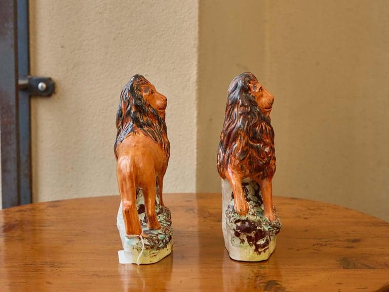 Pair of Staffordshire 1870s Pottery Lions with Rich Glaze and Expressive Mien - Image 6