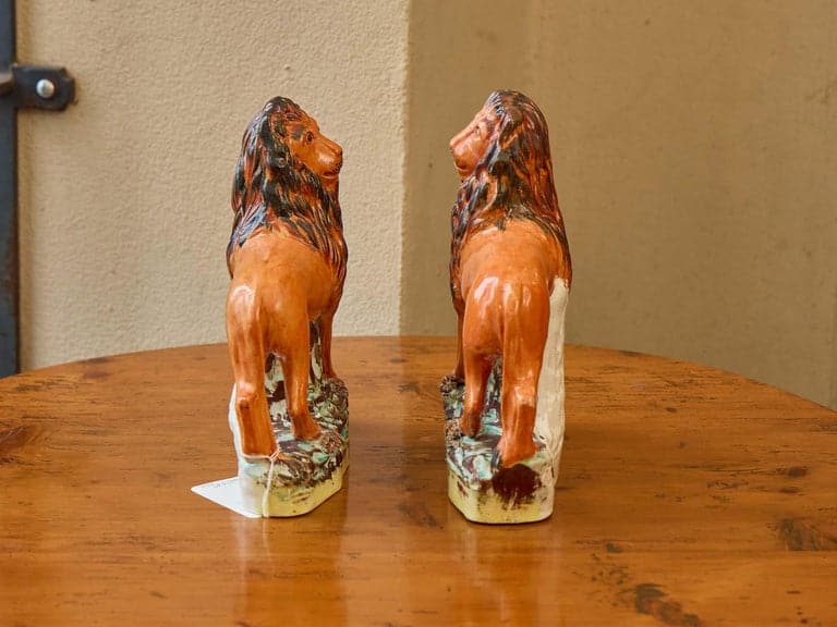 Pair of Staffordshire 1870s Pottery Lions with Rich Glaze and Expressive Mien - Image 4