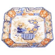 Japanese Imari Porcelain Square Charger with Scalloped Rim, Meiji Period